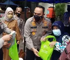 Tinjau Kegiatan Vaksinasi Polsek Sukajadi, Kapolresta Pekanbaru Beri Bingkisan