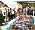 19,2 Juta Batang Rokok dan 6.000 Botol Miras Ilegal Dimusnahkan