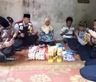 Ibu Penjual Ikan Keliling Dapat Rezeki dari  Bhabinkamtibmas Payung Sekaki