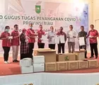 Bersama PSMTI, Ormas Tionghoa Bantu Diskes Riau Beri Perlengkapan APD