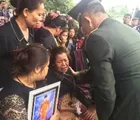 Ibunda Teriak Histeris Saat Jasad Serda Yogi Masuk ke Liang Lahat