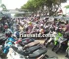 Parkir Berlapis Kendaraan depan Plaza Sukaramai Pekanbaru Akibatkan Macet Panjang