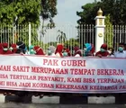 Protes Pergub Pemotongan Fee Pelayanan, Tenaga Medis Demo Kantor Gubernur Riau