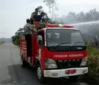 Damkar Pemkab Bersama TNI, Polri dan Masyarakat Padamkan Api di Sungai Hijau