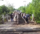 Ini Cara Pemuda Mekarsari Protes Jembatan Tak Kunjung Diperbaiki
