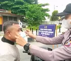 Ketahuan Tidak Pakai Masker, Pengendara Diingatkan Polwan dan Diberi Masker
