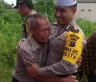 Dapat Rezeki dari Tim JB Polresta Pekanbaru, Kakek Pengurus Masjid Menangis