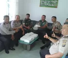 Polsek Sukajadi Beri Kue Ulang Tahun ke Koramil 06/Sukajadi