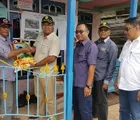 Sambangi Tanah Merah, Komisi III DPRD Inhil Serahkan Bantuan ke Korban Tanah Longsor