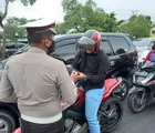 Anggota Polantas Beri Masker dan Ingatkan Prokes bagi Pengendara