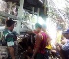 Bersama Masyarakat, Babinsa Perbaiki Jembatan