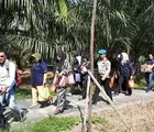 Beri Bantuan Sembako, Tim JB Polresta Pekanbaru Jalan Kaki