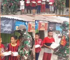 TNI AD Bagi Nasi Kotak ke Anak-anak dan Warga Kurang Mampu