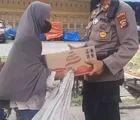Selain Bagi Paket Sembako, Kapolsek Bukitraya Tetap Ingatkan Masyarakat untuk Terapkan Prokes