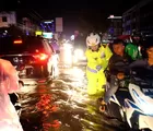 Pimpinan Polisi Pekanbaru ini Bantu Kendaraan Masyarakat Terjebak Banjir