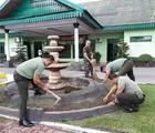 Pelihara Lingkungan untuk Kesehatan, Anggota Kodim Pekanbaru Bersihkan Pangkalan