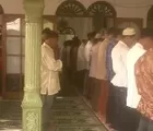 Jemaah Tarekat Naqsabandiyah di Padang Laksanakan Salat Ied Hari Ini