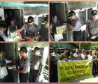 Dapat Bantuan Polresta Pekanbaru, Ibu ini Langsung Menangis