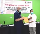 Ketua LSP GATAKI Konstruksi Mandiri Terima SK Lisensi LSP dari BNSP