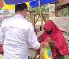 Camat Bina Widya Bagikan Paket Sembako