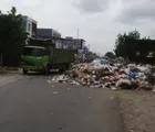 Badan Jalan Rajawali Tertimbun Tumpukan Sampah, Warga: Kami Rencana Mau Protes