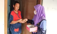 Mahasiswi UIN Walisongo Semarang Bagi-bagi Jajanan Olos Khas Tegal ke Warga Mranggen Demak