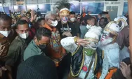 Tiba di Mimika, Ganjar Disambut Hangat Kethek Ogleng Banyumasan dan Tas Noken