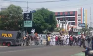 Ormas Kota Cirebon Unjuk Rasa Soal Hak Pinjam Pakai Lahan UGJ, Petugas Pasang Kawat Berduri