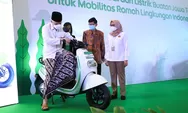 Gubernur Jawa Tengah Ganjar Pranowo Serah Terimakan 6 Ribu Motor Listrik untuk Grab