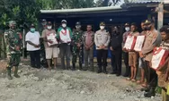 Satgas Yonif 512 QY Dampingi Bupati Salurkan Bantuan Paket Sembako bagi Warga Perbatasan Papua