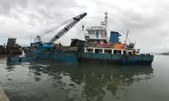 Kapal  Bermuatan Barang Terbakar di Pelabuhan Sunda Kelapa