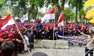 Ingin Berorasi Didepan MK, Massa Buruh Koyak-koyak Kawat Berduri