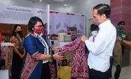 Momen Jokowi Beli Jaket Bomber Khas Tenun Sintang