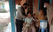 Polsek Pegandon Kawal Vaksinasi Lansia Door To Door 