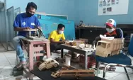 Warga Binaan Lapas Kelas IIB Batang Produksi Miniatur Pesawat dan Truk dari Limbah Kayu