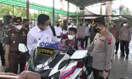 Usai Divaksin, Anak-anak di Kendal Berfoto di Kendaraan Dinas Polisi