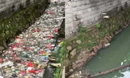 Satgas Dinas PUPR Bersihkan Sampah Kali Laya