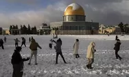 Pemandangan Langka, Kompleks Masjid Al Aqsa Diselimuti Salju