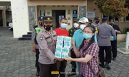 Cegah Penyebaran Covid-19, Karaoke Sinar Abadi Grup dan Forkopimcam Bandungan Bagi-bagi Masker