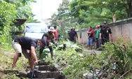 Kegiatan Gotong Royong Membersihkan Saluran Air di Wilayah Kelurahan Kemiri Muka Kota Depok
