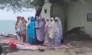 Saat Emak-emak Tanya 'Musala di Mana?' Lalu Dijawab 'Terkikis Ombak' di Pantai Sigandu Batang