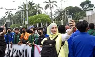 Foto: Wow! Aksi Unjuk Rasa BEM SI di Depan Gedung DPR Jadi Ajang Selfie