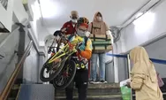 Foto: 2 Pemudik Tujuan Surabaya dan Blitar Masukan Sepeda Lipatnya ke dalam Kereta Api