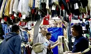 Foto: H-4 Lebaran, Sejumlah Warga Masih Berburu Pakaian Bekas Impor di Pasar Senen, Jakarta Pusat