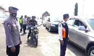 Petugas Periksa Kendaraan Pemudik yang Turun dari KMP Kalibodri
