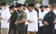 Lebaran di Yogyakarta, Presiden Jokowi dan Ibu Iriana Salat Idulfitri di Halaman Gedung Agung