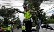 Anggota Polantas Dan Sabhara Polres Cimahi Lakukan Hal Unik Untuk Menghibur Pengguna Jalan saat Arus Balik