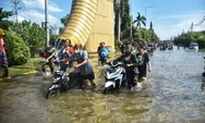 Banjir Rob Semarang Hari Ini, Buruh Basah-basahan Ambil Motornya yang Tenggelam