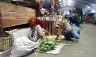 Pedagang Pasar Kendal ‘Mremo’ Selongsong Ketupat Tapi Sepi Pembeli