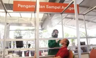 Foto: Penumpang Kereta Api Gunakan Layanan Vaksin dan Rapid Tes Antigen di Stasiun Pasar Senen.